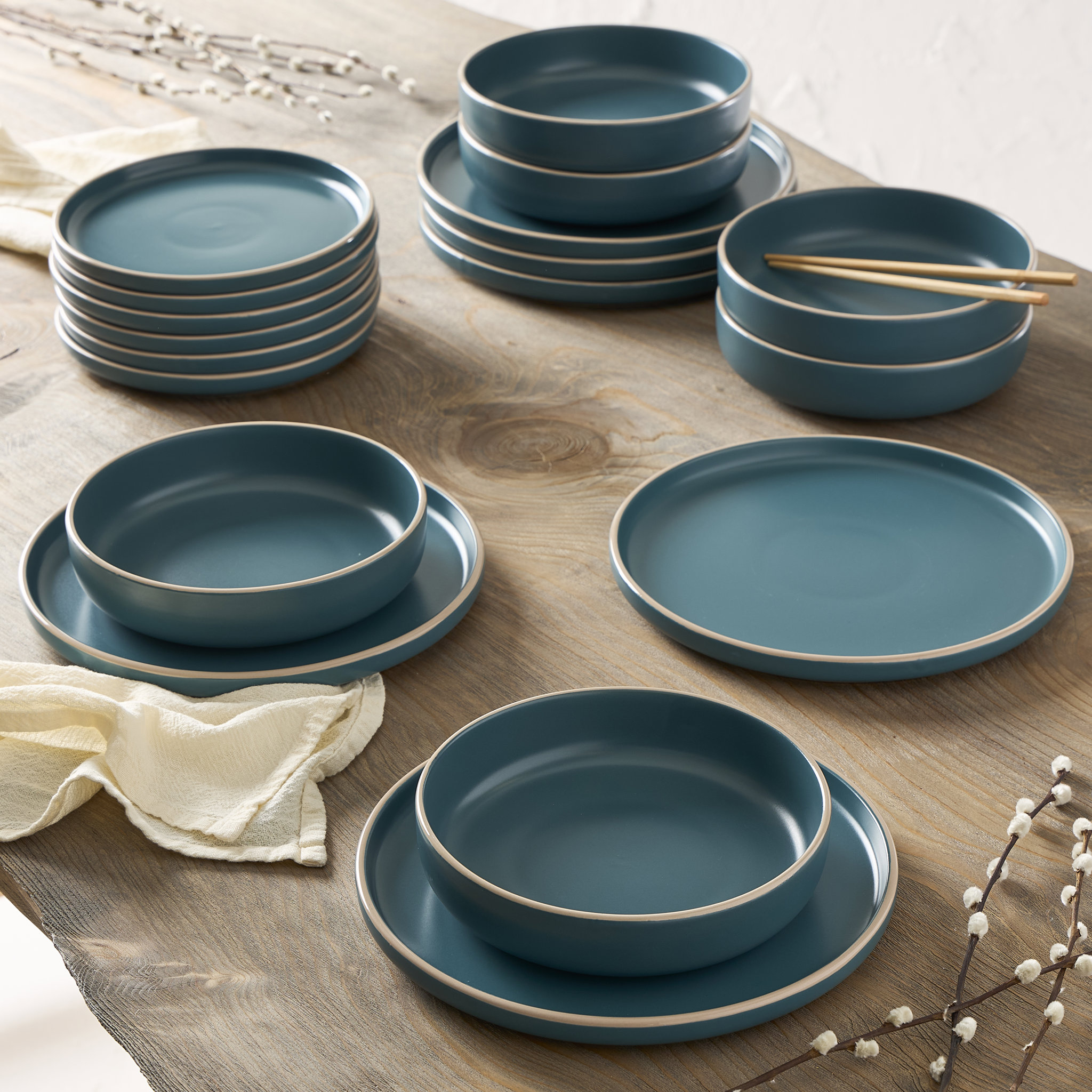 Picture of Service à vaisselle GrèsLe lot de 18 piècesGamme AEKIColoris BleuForme droiteAvec liseré transparentAvec 6 assiettes plates Ø 27 cm, 6 assiettes creuses Ø 20.5 cm et 6 assiettes à dessert Ø 20.5 cm