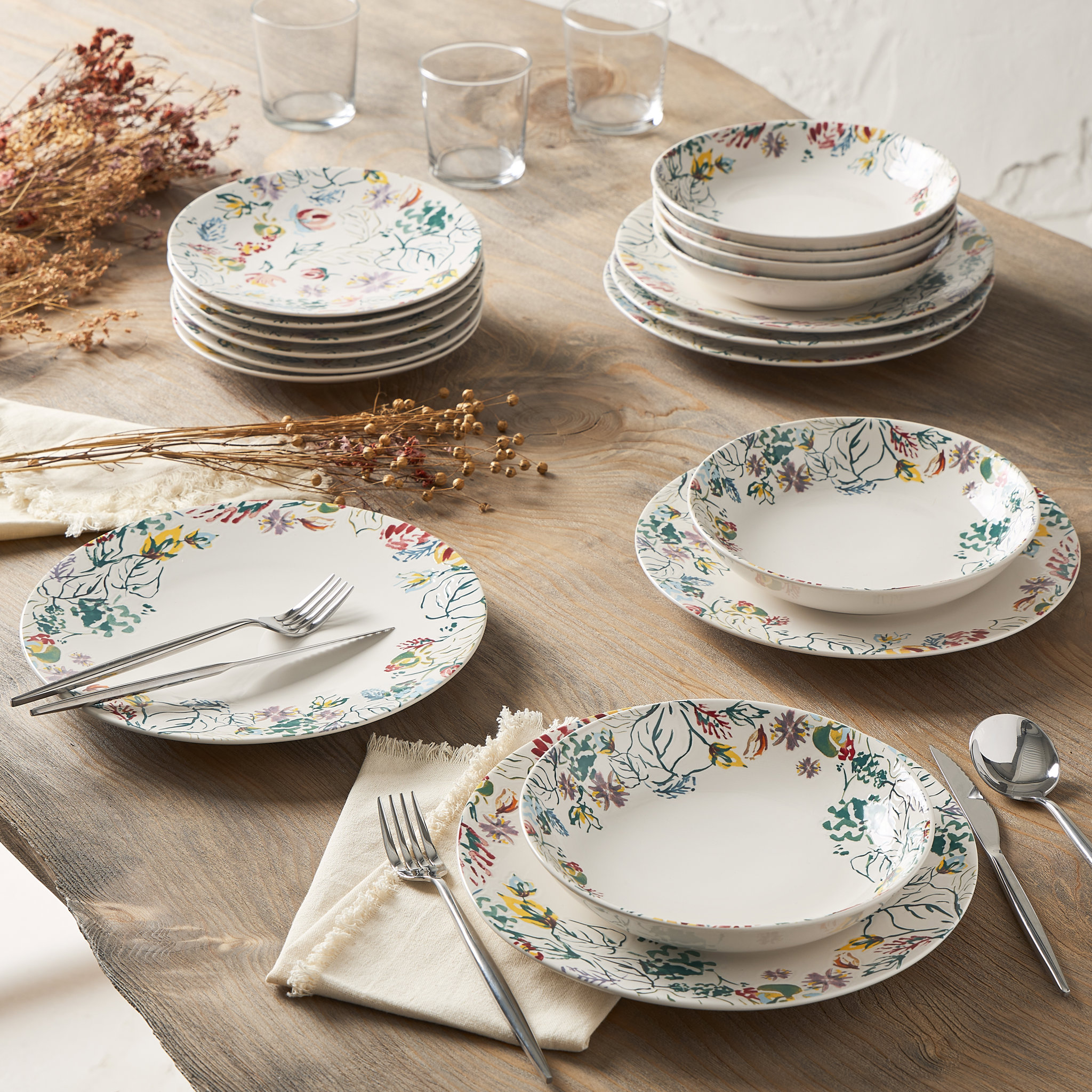 Image de Service de Table en grès 18 pièces pour 6 personnes - Assiettes plates, assiettes creuses, assiettes à dessert de la Collection A Travers Champs - Décor Floral Multicolore