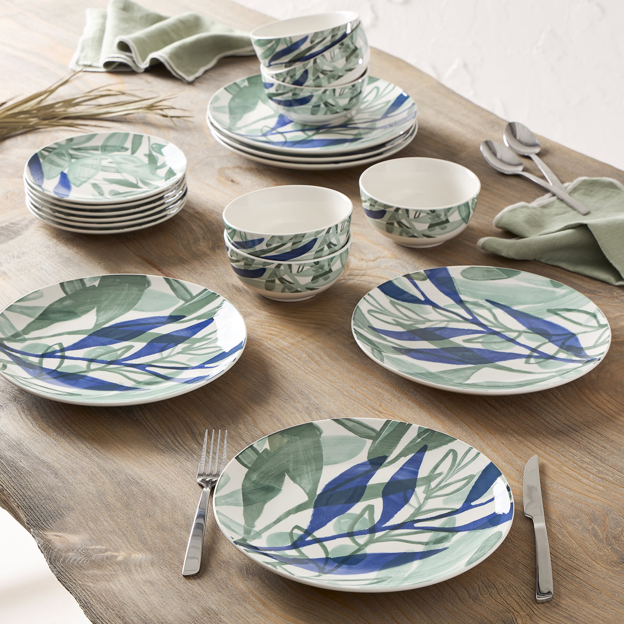 Image de Service de Table en Porcelaine 18 pièces pour 6 personnes - Assiettes plates, assiettes à dessert, bols - Décor Floral bleu, blanc, vert collection Kalamata