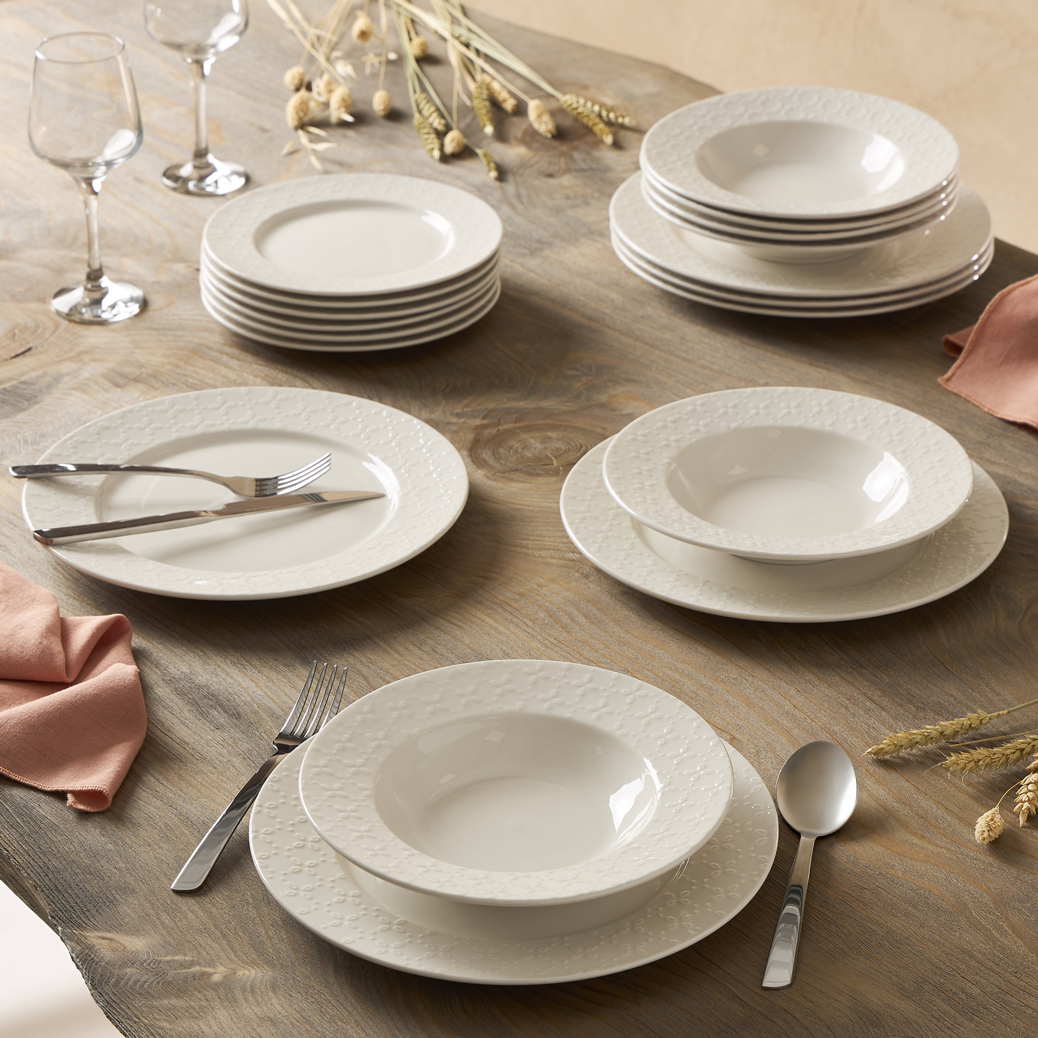 Picture of Service à vaisselle PorcelaineLe lot de 18 piècesGamme CALAIS CAUDRYColoris BlancDécor embosséAvec 6 assiettes plates Ø 27 cm, 6 assiettes creuses Ø 20.5 cm et 6 assiettes à dessert Ø 20.5 cm