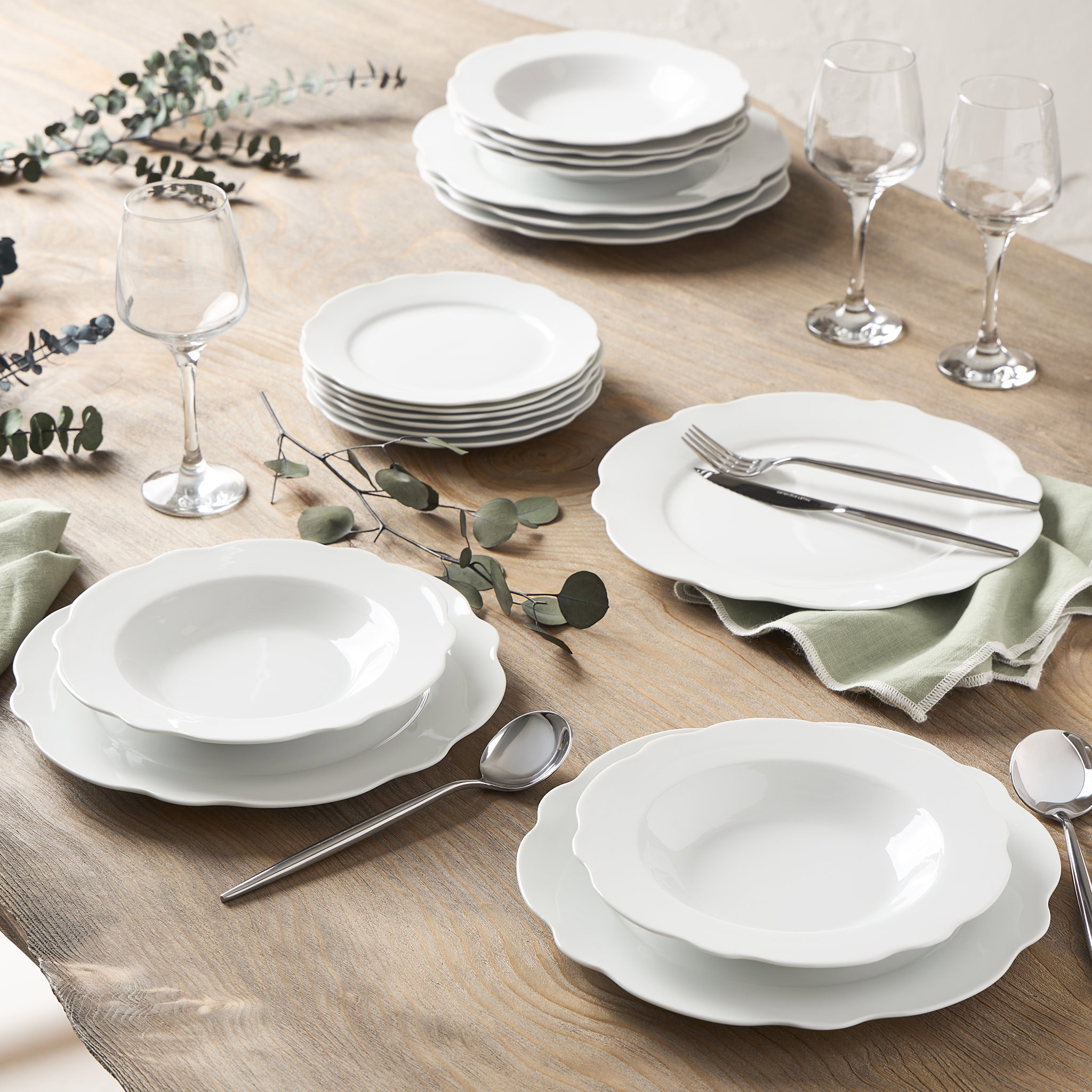 Image de Service de Table en Porcelaine Blanche 18 pièces pour 6 personnes - Assiettes plates, assiettes creuses, assiettes à dessert - Collection Vienne à la Forme festonnée