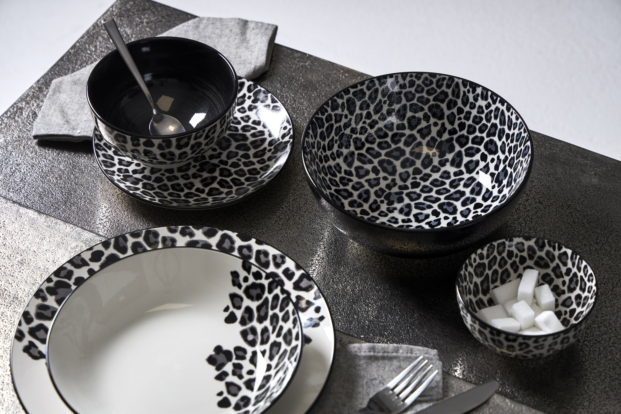Picture of Service de Table en Porcelaine de 18 pièces pour 6 Personnes - Assiettes Plates, Assiettes Creuses, Assiettes à Dessert - Coliris Noir, Décor LEOPARD