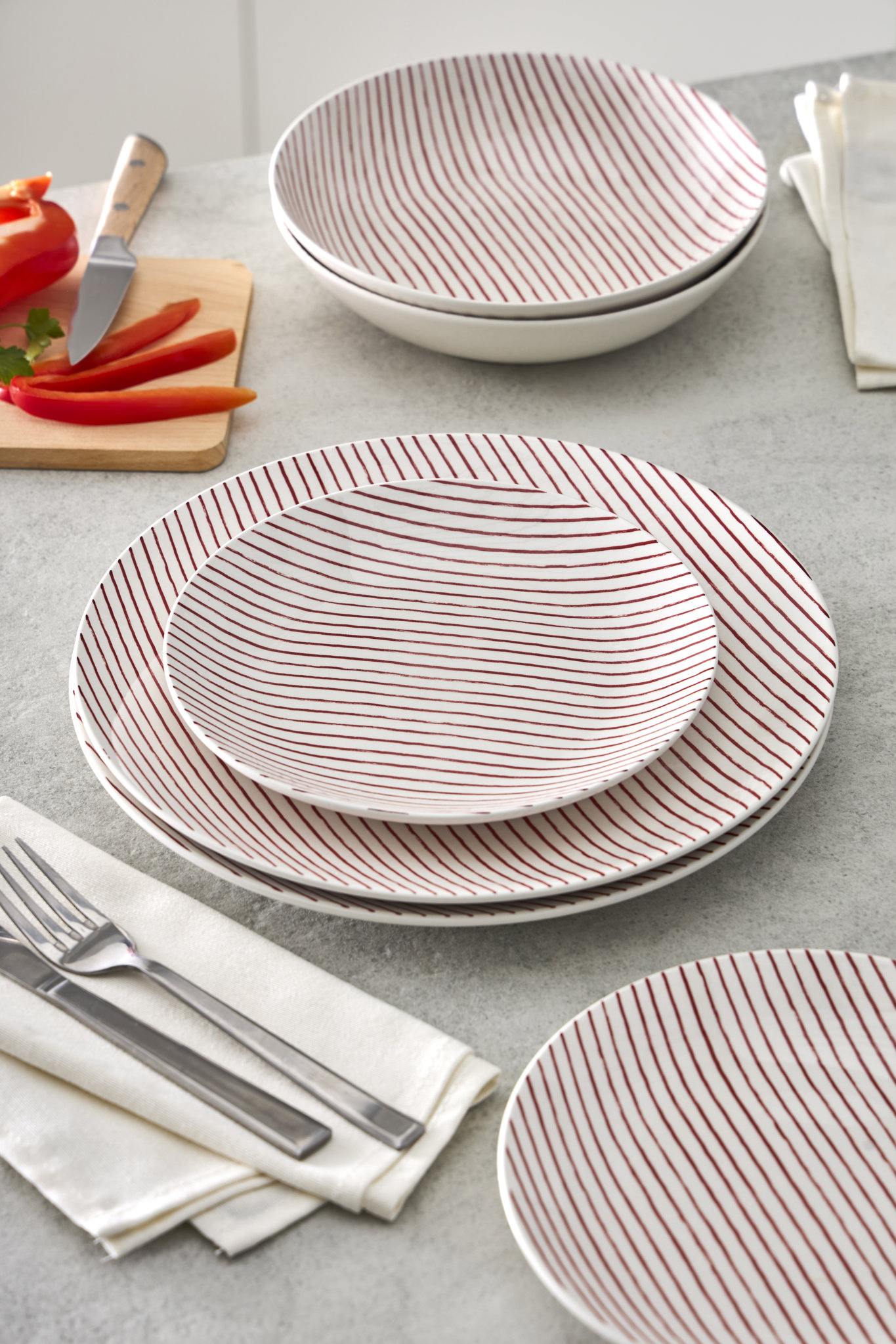 Picture of Service de Table en Porcelaine de 18 pièces pour 6 Personnes - Assiettes Plates, Assiettes Creuses, Assiettes à Dessert - Coloris rouge ou gris - Décor BAYADERE